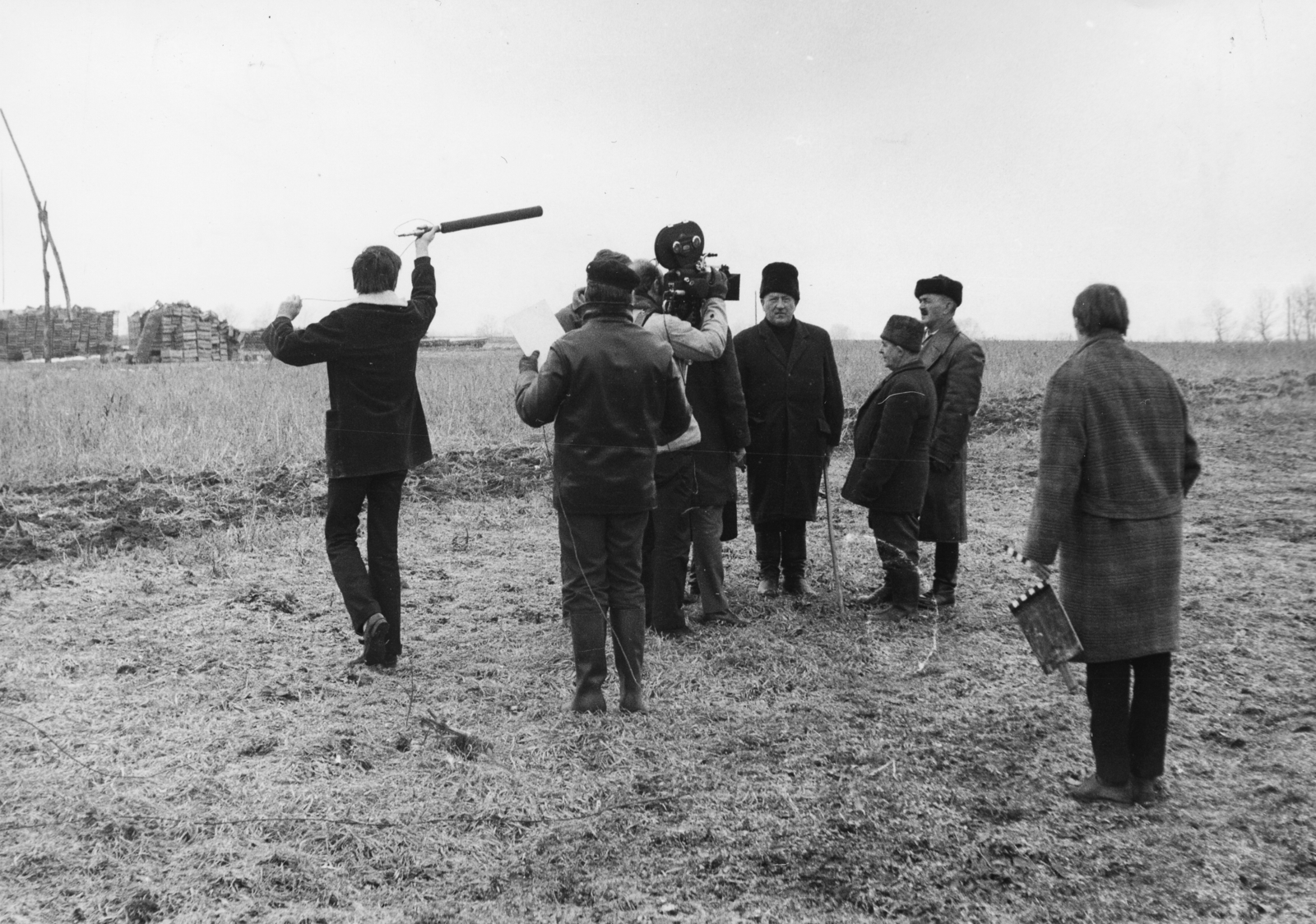 Magyarország, Tiszanagyfalu, az 1945 március 27-i első földosztás helyszíne. Az ezeréves per című riport dokumentumfilmet forgatja az MTV stábja., 1985, Rádió és Televízió Újság, Magyar Televízió, mikrofon, filmkamera, filmforgatás, csapó, kucsma, gémeskút, Fortepan #56251