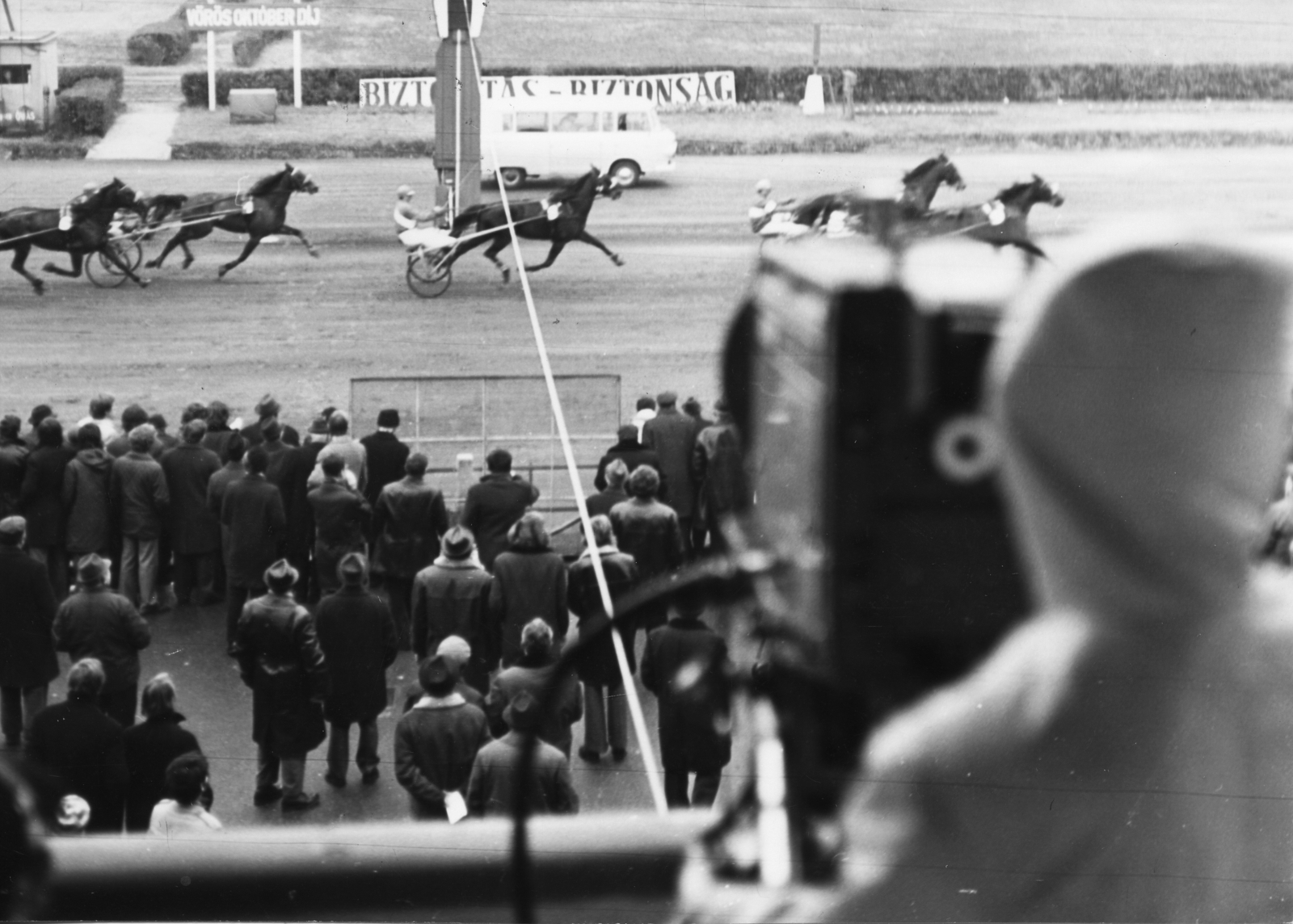 Hungary, Budapest VIII., Kerepesi úti Ügetőpálya, MTV közvetítés a versenyről., 1974, Rádió és Televízió Újság, horse, horse race, Hungarian TV, television camera, Budapest, Fortepan #56252