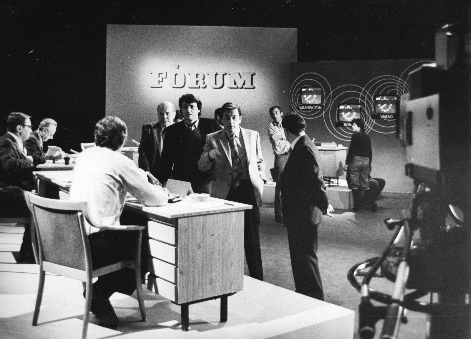 Hungary, Budapest V., az MTV külpolitika fórum adása előtt, szemben állnak: Dr. Pálfy József, Chrudinák Alajos és Sugár András, hátrébb Heltai András újságírók., 1979, Rádió és Televízió Újság, Komáromi Gábor, Hungarian TV, Budapest, Fortepan #56262