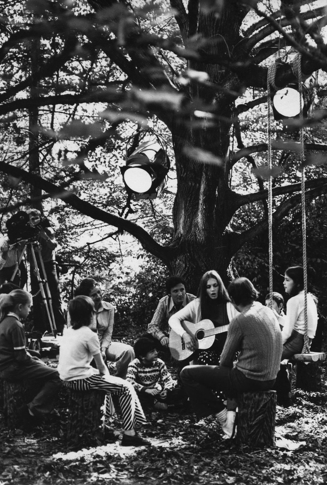 Hungary, Sződliget, az MTV Időfa című tévéfilmjének forgatása. Gitárral Vitai Ildikó, mögötte Vallai Péter színművész., 1973, Rádió és Televízió Újság, Kovács Éva, Hungarian TV, Fortepan #56266