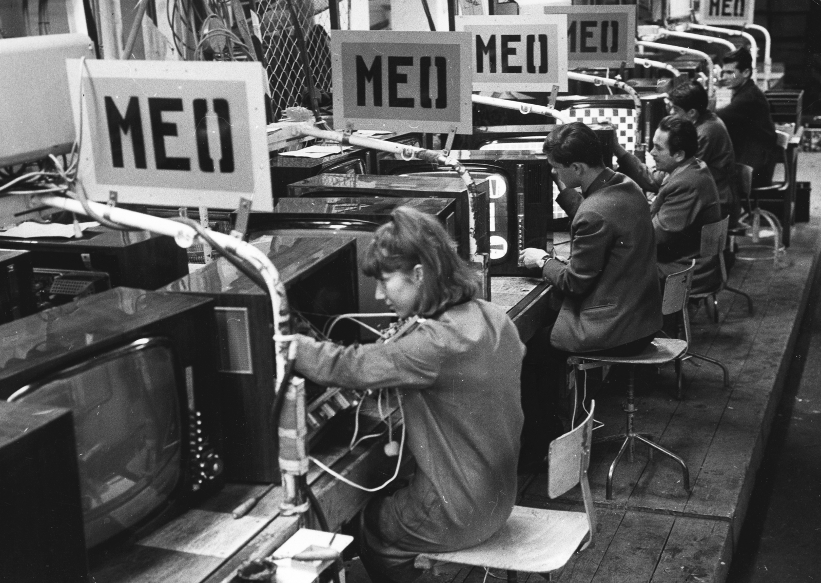 Hungary, Székesfehérvár, VIDEOTON, VT TH 672-OC SZTÁR típusú televíziókészülékek végellenőrzése., 1966, Rádió és Televízió Újság, Szilágyi Pál, TV, factory, working woman, Videoton-brand, quality control, Fortepan #56280