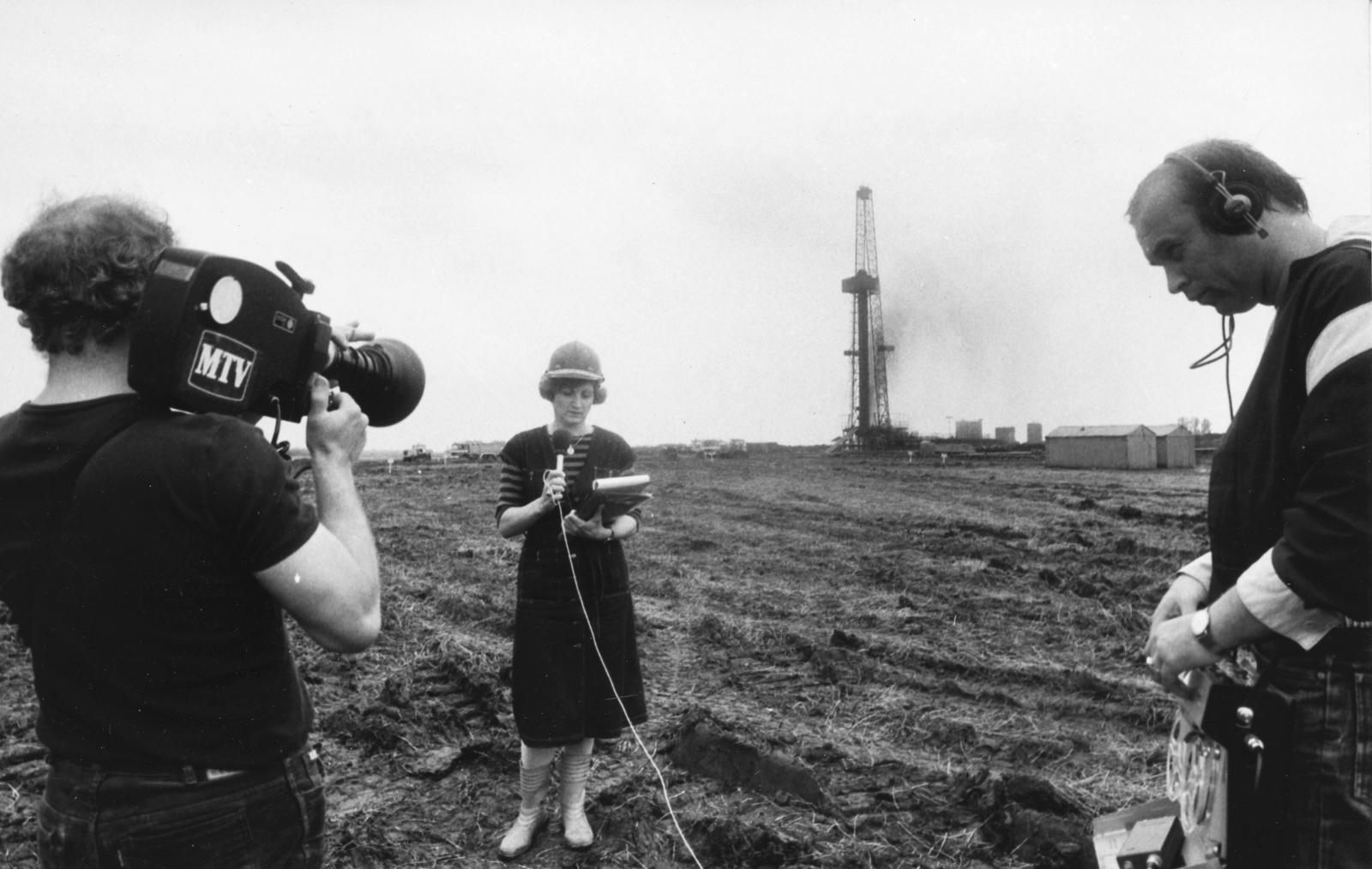 Hungary, Füzesgyarmat, Fodor Balázs, Surányi Anna és Hódi József a TV Híradó munkatársai a gáz és olajkitörésről tudósítanak., 1978, Rádió és Televízió Újság, Hungarian TV, Fortepan #56291