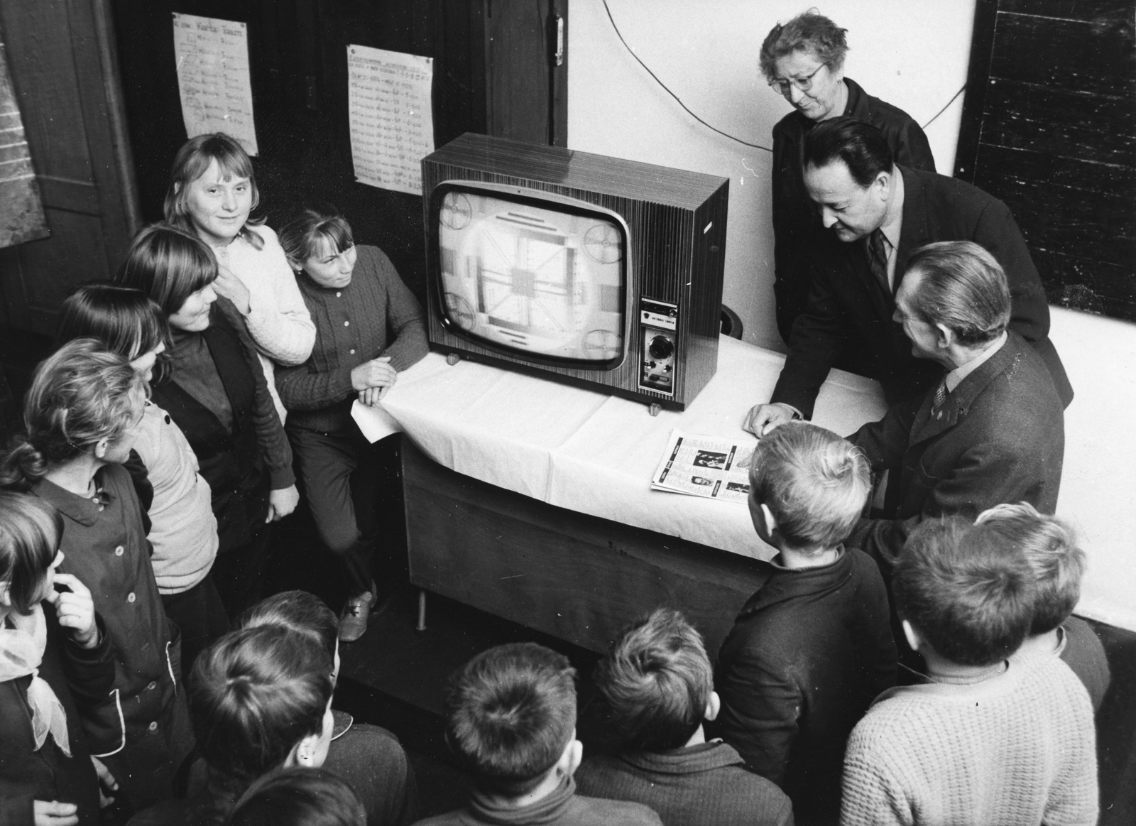 Hungary, TV-t minden iskolának! akció - a Dunai Vasmű munkásai televíziót adnak át egy Bács-Kiskun megyei tanyai iskolában., 1971, Rádió és Televízió Újság, Fehérváry Ferenc, TV, Fortepan #56293