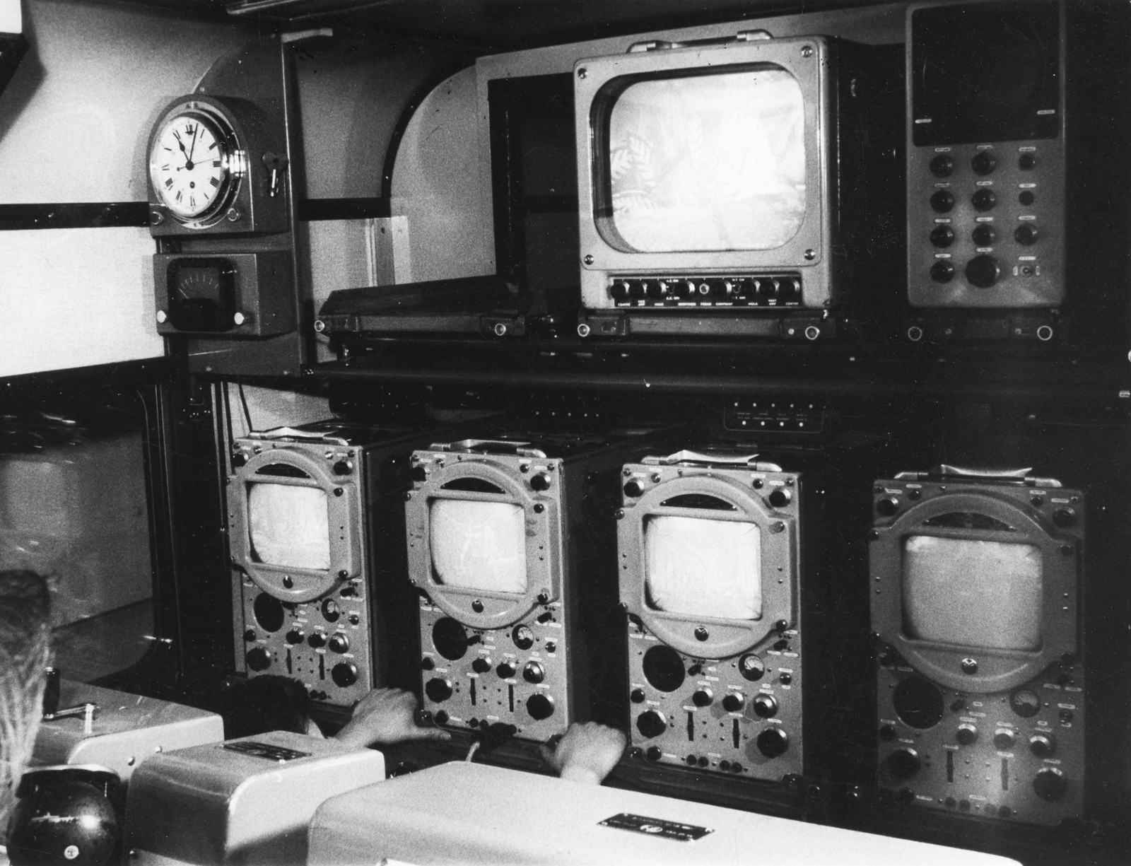 Magyarország, PYE típusú közvetítőkocsi képellenőrző monitorai és a főmonitor., 1974, Rádió és Televízió Újság, Vörös Ilona, Fortepan #56308