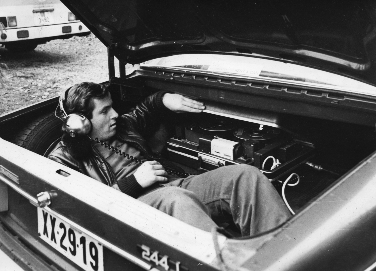 Hungary, képmagnó és kezelője a csomagtartóban, a MTV Nyitott könyv című műsorának felvételén., 1979, Rádió és Televízió Újság, Zih Zsolt, Volvo-brand, headset, automobile, number plate, Hungarian TV, Fortepan #56315