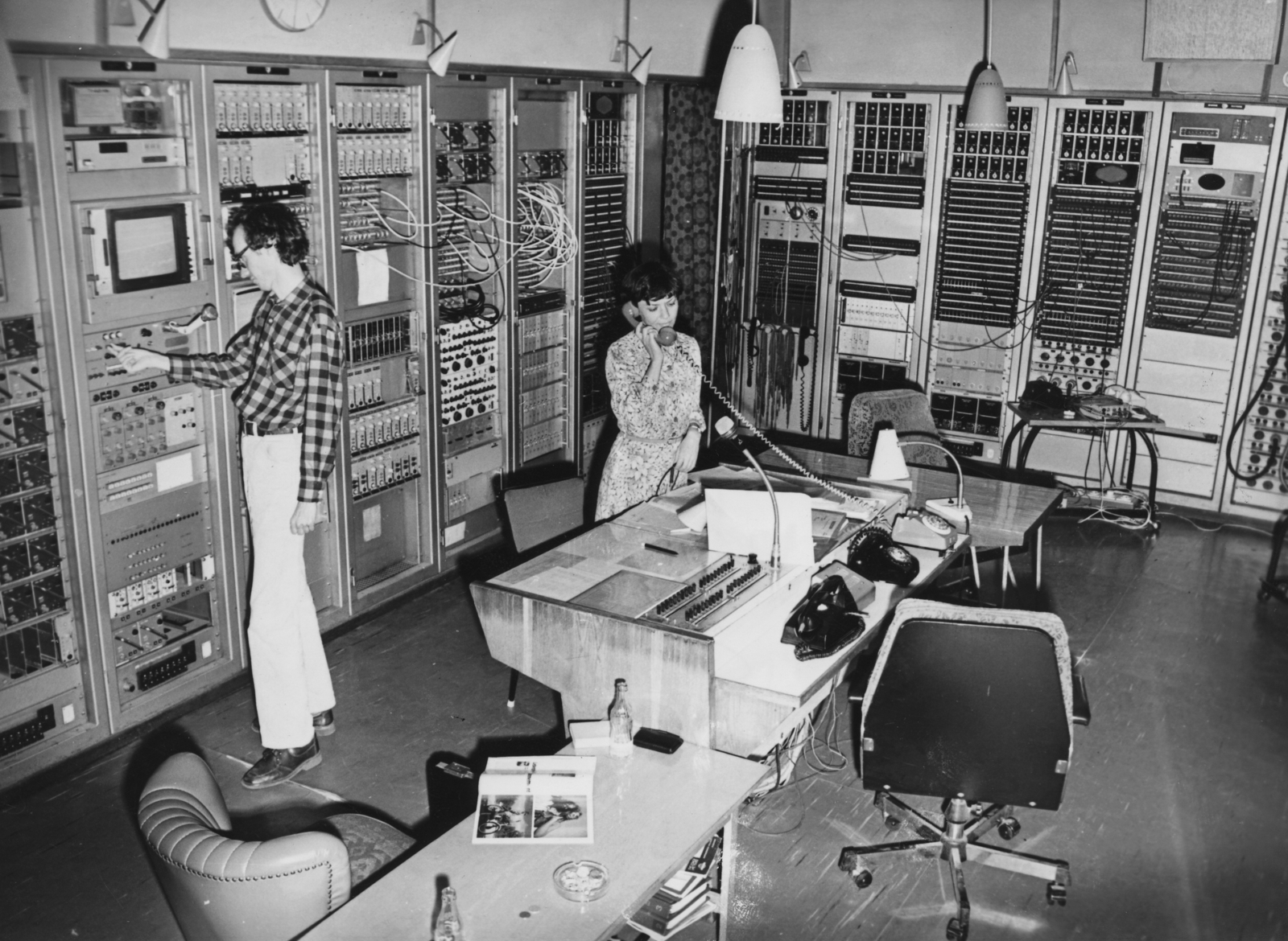 Hungary, Budapest V., MTV, központi kapcsolóterem., 1981, Rádió és Televízió Újság, Valkó Tibor, light, telephone, chair, Hungarian TV, Budapest, Fortepan #56316