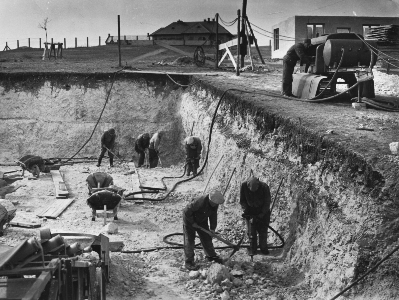 Hungary, untitled, Budapest XII., a Tv torony alapozási munkái., 1956, Rádió és Televízió Újság, construction, compressor, wheelbarrow, pickaxe, pneumatic drill, Budapest, Fortepan #56321