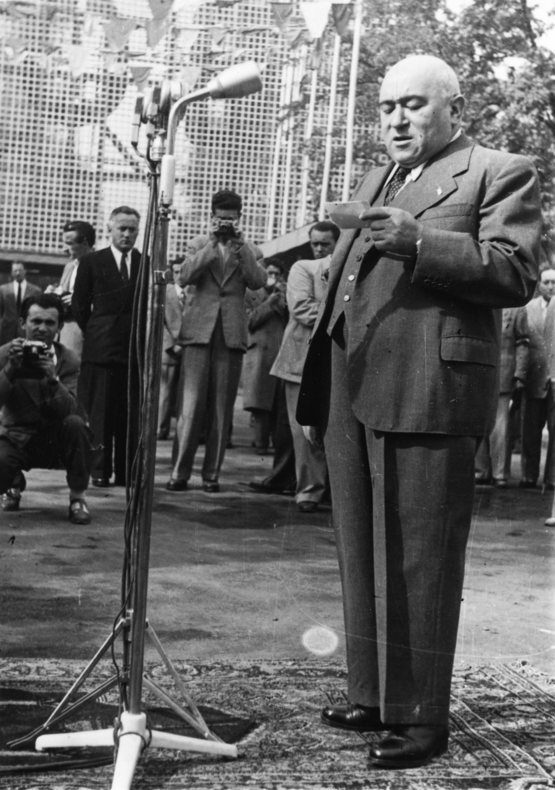 Hungary, Budapest XIV., megnyitó 1948. június 11-én, Rákosi Mátyás beszél., 1948, Rádió és Televízió Újság, bald, Budapest, microphone stand, Fortepan #56324