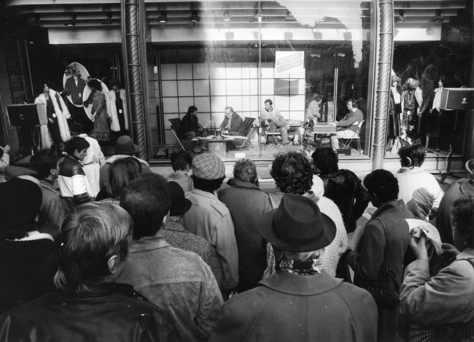 Hungary, Budapest V., Ferenciek tere (Felszabadulás tér), a Magyar Rádió Napközben című műsora a Modellház kirakatából., 1987, Rádió és Televízió Újság, Szalay Zoltán, Show window, Budapest, Hungarian Radio, mannequin, Fortepan #56347