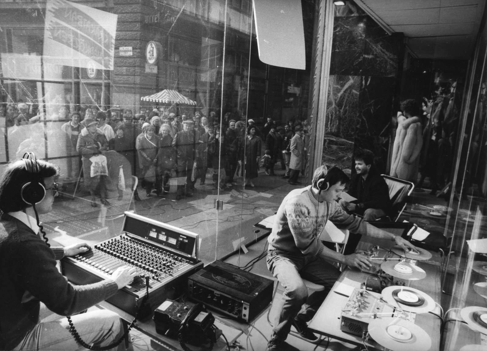 Hungary, Budapest V., Ferenciek tere (Felszabadulás tér), a Magyar Rádió Napközben című műsora a Modellház kirakatából., 1987, Rádió és Televízió Újság, Szalay Zoltán, Show window, Budapest, Hungarian Radio, Fortepan #56348