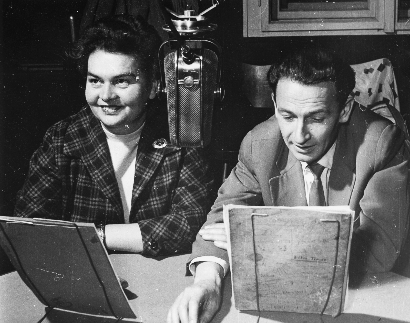 Hungary, Győr, a Magyar Rádió körzeti stúdiója, Rigó Jánosné és Kun Vilmos rádióbemondók., 1961, Rádió és Televízió Újság, reading, microphone, Hungarian Radio, announcer, Fortepan #56350