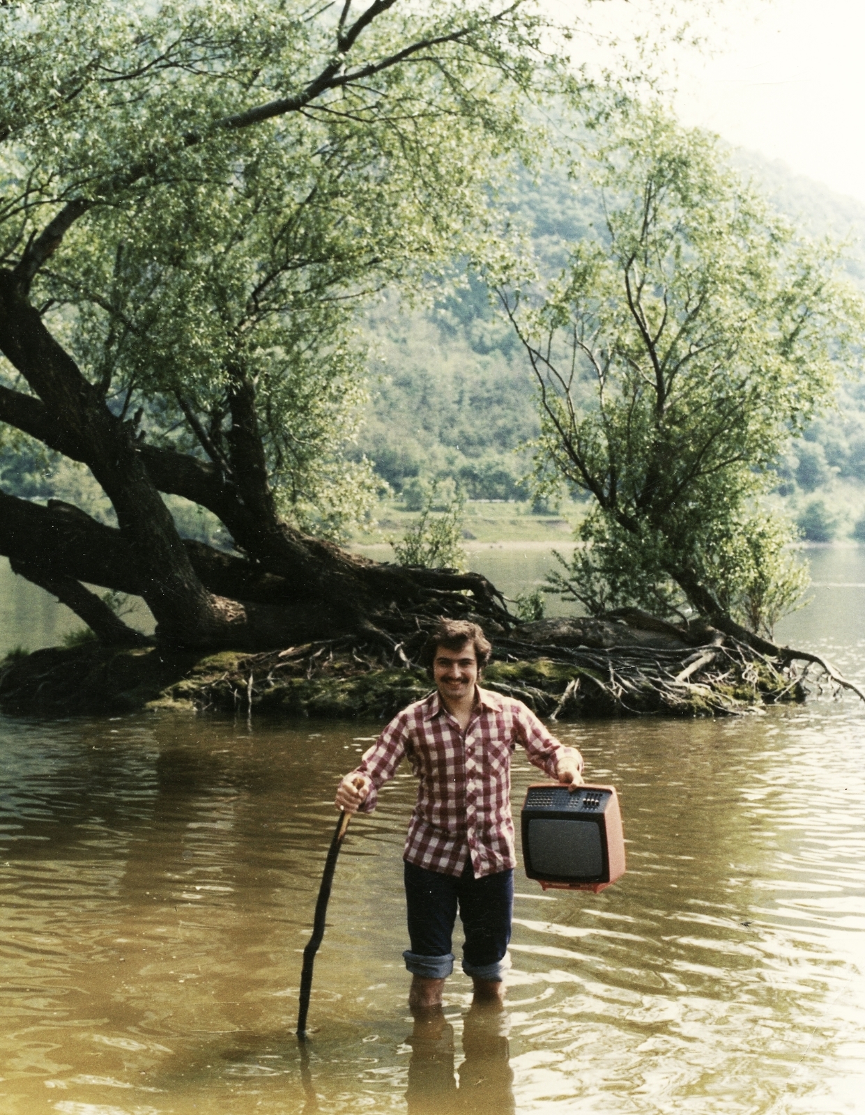 Hungary,Danube Bend, Szentendrei-sziget, Kisoroszi, Duna-part, VIDEOTON TC 1607 Tünde televíziókészülék., 1976, Rádió és Televízió Újság, portrait, colorful, TV, man, Videoton-brand, Fortepan #56370