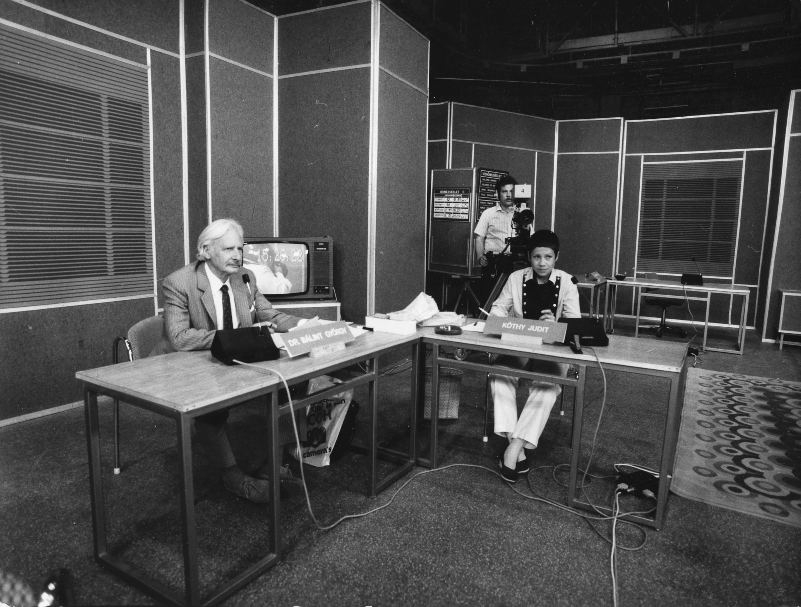 Magyarország, Budapest V., az MTV Ablak című műsorának stúdiója, Dr. Bálint György (Bálint gazda) és Kóthy Judit szerkesztő. Háttérben Sárközy András operatőr., 1985, Rádió és Televízió Újság, Magyar Televízió, tévékamera, Budapest, Fortepan #56373