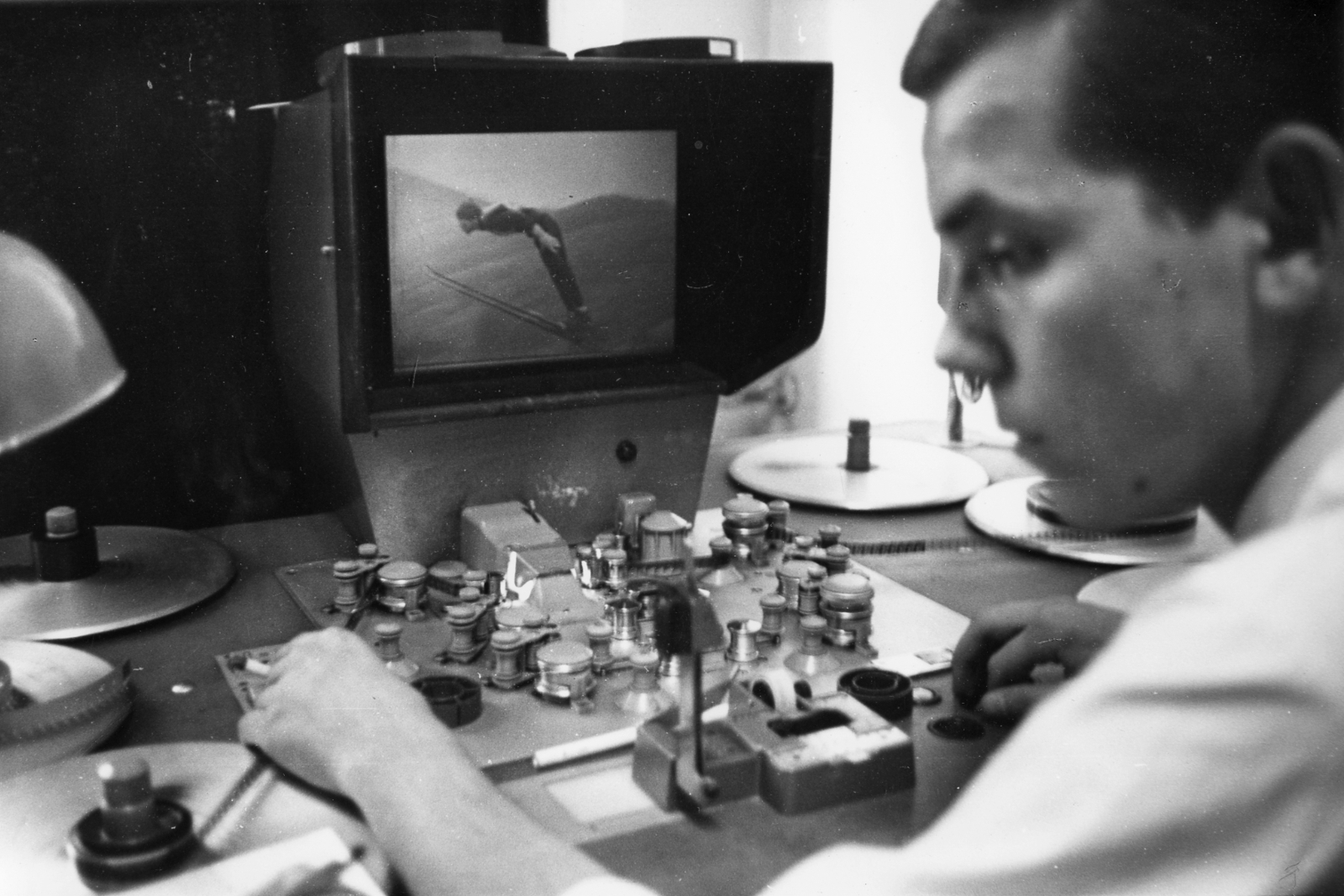 Hungary, Budapest V., MTV vágószoba, a vágóasztalnál Schmitt Péter vágó., 1964, Rádió és Televízió Újság, Varga Zoltán, screen, ski-jump, skiing, Hungarian TV, editing table, Budapest, Fortepan #56379