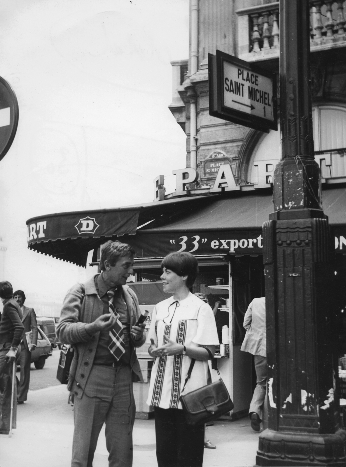 France, Paris, Place Saint Michel - Quai Saint-Michel sarok. Ady Párizsa című műsor készítői: Rapcsányi László riporter és Kulcsár Katalin szerkesztő, a Magyar Rádió munkatársai., 1977, Rádió és Televízió Újság, Matz Károly, reporter, street name sign, Hungarian Radio, Fortepan #56391