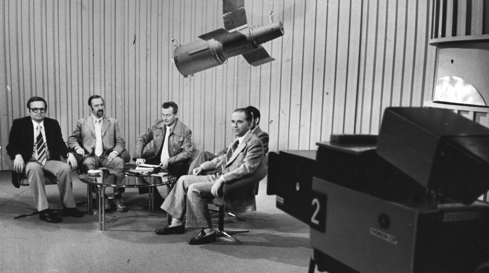 Hungary, Budapest V., az MTV Látogassunk a világűrbe című riportműsora, középen Vértessy Sándor riporter, jobb oldalon Almár Iván csillagász., 1979, Rádió és Televízió Újság, Lippay Ágnes, movie camera, model, Hungarian TV, television camera, spaceship, Budapest, Fortepan #56395