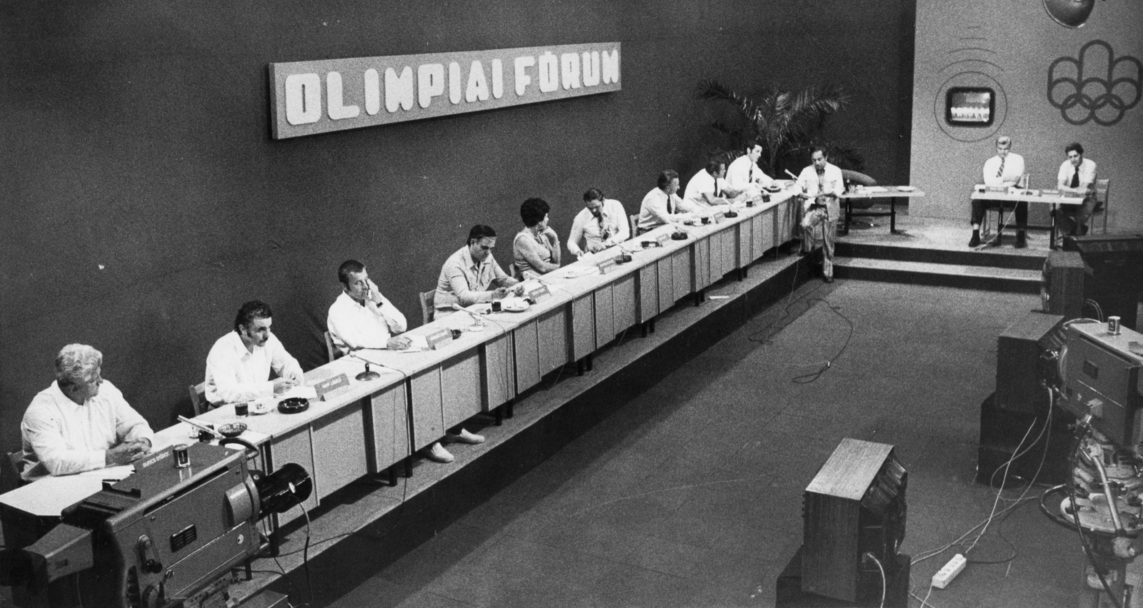 Hungary, Budapest V., MTV stúdió, olimpiai fórum, a sportágak kapitányai-vezetői. Balról Gurics György birkózás, Papp László ökölvívás, Gyarmati Dezső vízilabda... az asztal végén áll Vitray Tamás műsorvezető., 1976, Rádió és Televízió Újság, Hungarian TV, Budapest, Fortepan #56397