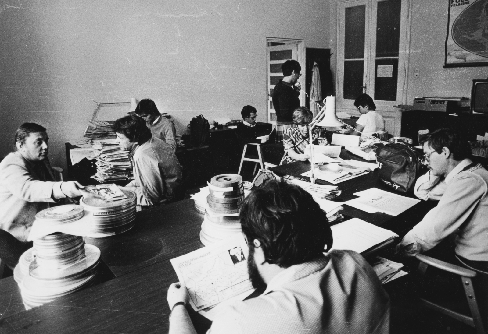 Hungary, Budapest V., az MTV Külpolitikai szerkesztősége, a bal oldalon egymással szemben Sugár András és Chrudinák Alajos újságírók, az asztali lámpa mögött Balog Judit szerkesztő., 1981, Rádió és Televízió Újság, Varga Zoltán, Hungarian TV, Budapest, workplace, Fortepan #56400