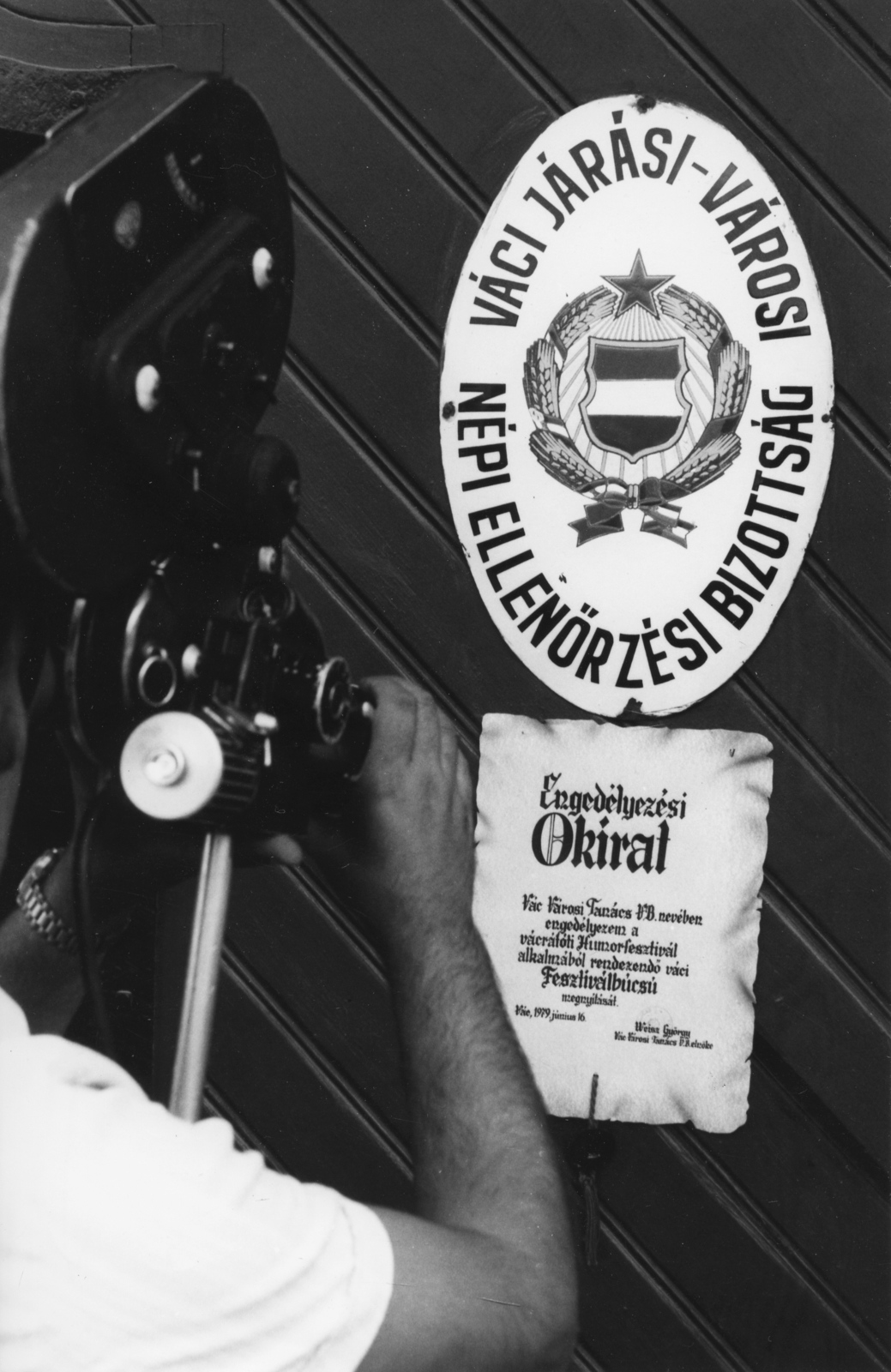 Hungary, Vác, Március 15. tér 11., a Városháza kapuja., 1979, Rádió és Televízió Újság, humour, movie camera, badge, Kádár-crest, diploma, Fortepan #56410