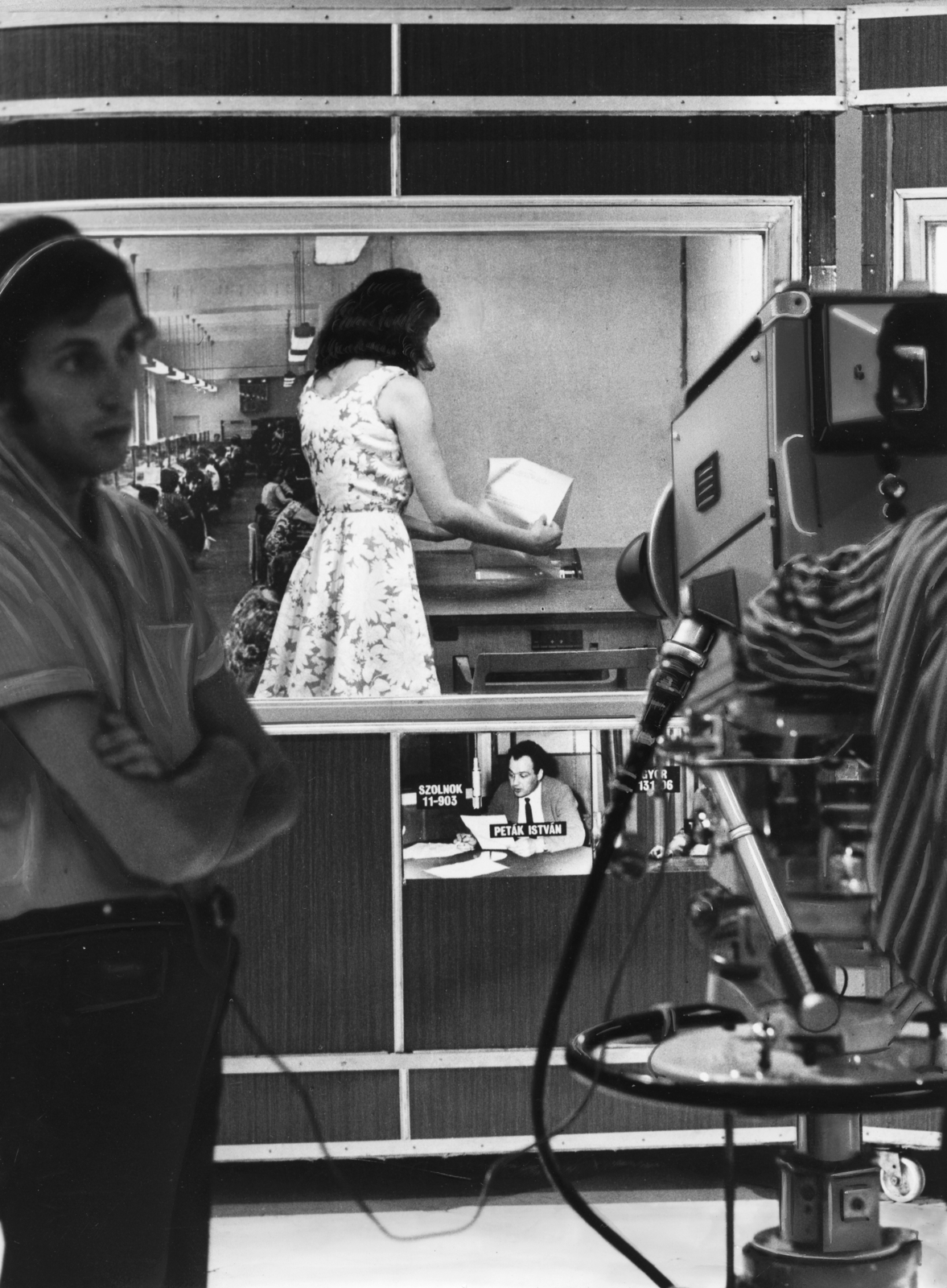 Hungary, Budapest V., az MTV Fórum műsorának stúdiója, szemben telex-fülke., 1970, Rádió és Televízió Újság, Vörös Ilona, Hungarian TV, television camera, Budapest, Fortepan #56412