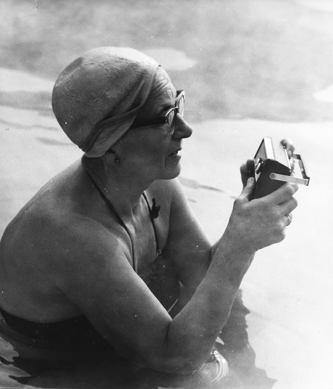 Hungary, Budapest XIII., Dagály (Szabadság) fürdő., 1976, Rádió és Televízió Újság, portable radio, Budapest, Fortepan #56418