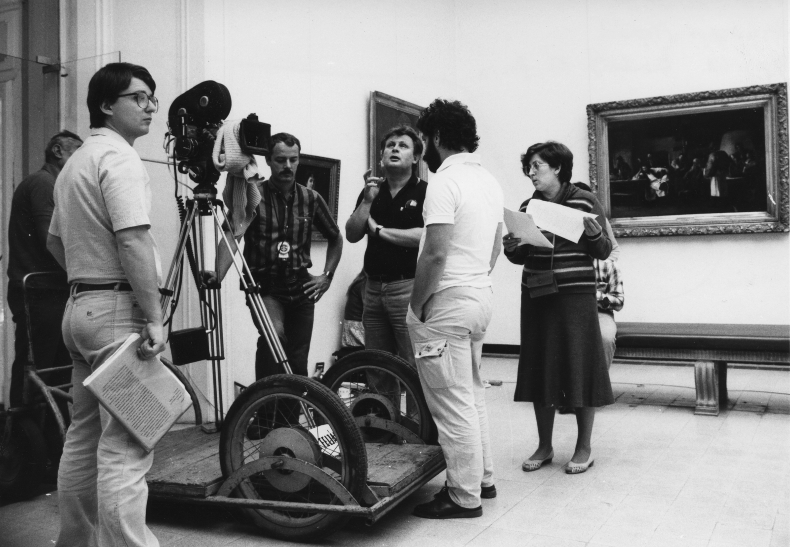 Hungary, Debrecen, a Debreceni Déri Múzeum című TV-film forgatásán. Szokolai Tamás rendezőasszisztens, Szirmai Béla operatőr, Soós Árpád rendező, Hollai Iván segédoperatőr, Ézsiás Anikó szerkesztő. A háttérben Munkácsy Mihály Búsuló betyár c. képe (1893)., 1984, Rádió és Televízió Újság, Somogyi Árpád, movie camera, Fortepan #56424