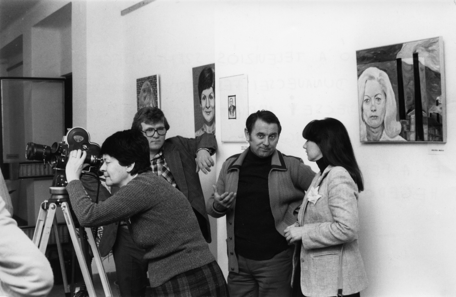 Hungary, Dunavecse, TV Híradó a televíziós személyiségeket is bemutató dunavecsei festménykiállításon. A képen Vecsei Marietta operatőr, Farkas József művelődési ház igazgató, Bokodi Béla szerkesztő és a festmények alkotója, Hegedős Piroska. A festményeken Takács Marika (takarva), Tamási Eszter és Varga József tévébemondók, ill. Balogh Mária riporter., 1976, Rádió és Televízió Újság, Malinák Árpád, movie camera, Hungarian TV, Arriflex-brand, Fortepan #56436