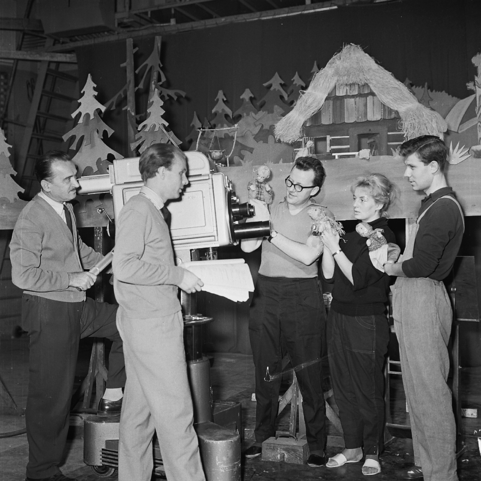 Hungary, Budapest V., MTV stúdió, a kamera mögött Horváth József operatőr., 1957, Rádió és Televízió Újság, Hungarian TV, television camera, puppets, Budapest, Fortepan #56455