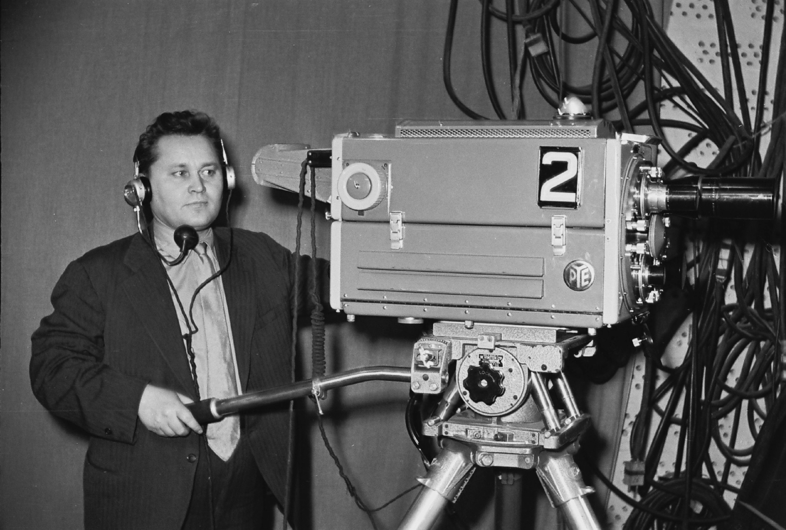 Hungary, Budapest V., az MTV stúdiója, az angol Pye cég által gyártott kameránál Mezei István operatőr., 1960, Rádió és Televízió Újság, headset, Hungarian TV, Budapest, television camera, Fortepan #56459