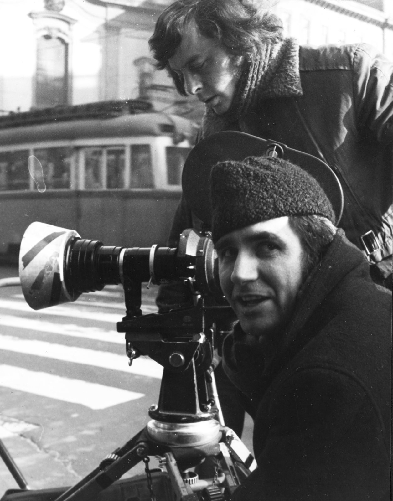 Hungary, Budapest V., Ferenciek tere (Felszabadulás tér), háttérben a Belvárosi Ferences templom. A kameránál Kocsis Sándor operatőr ., 1970, Rádió és Televízió Újság, Baroque-style, movie camera, Catholic Church, Budapest, Franciscans, Fortepan #56469