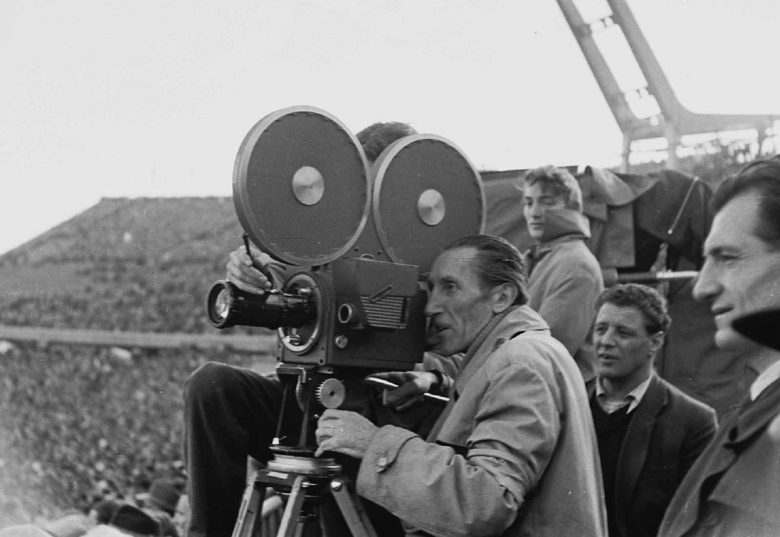 Magyarország, Népstadion, Budapest XIV., Török Vidor operatőr., 1958, Rádió és Televízió Újság, filmkamera, Budapest, közvetítés, Fortepan #56481