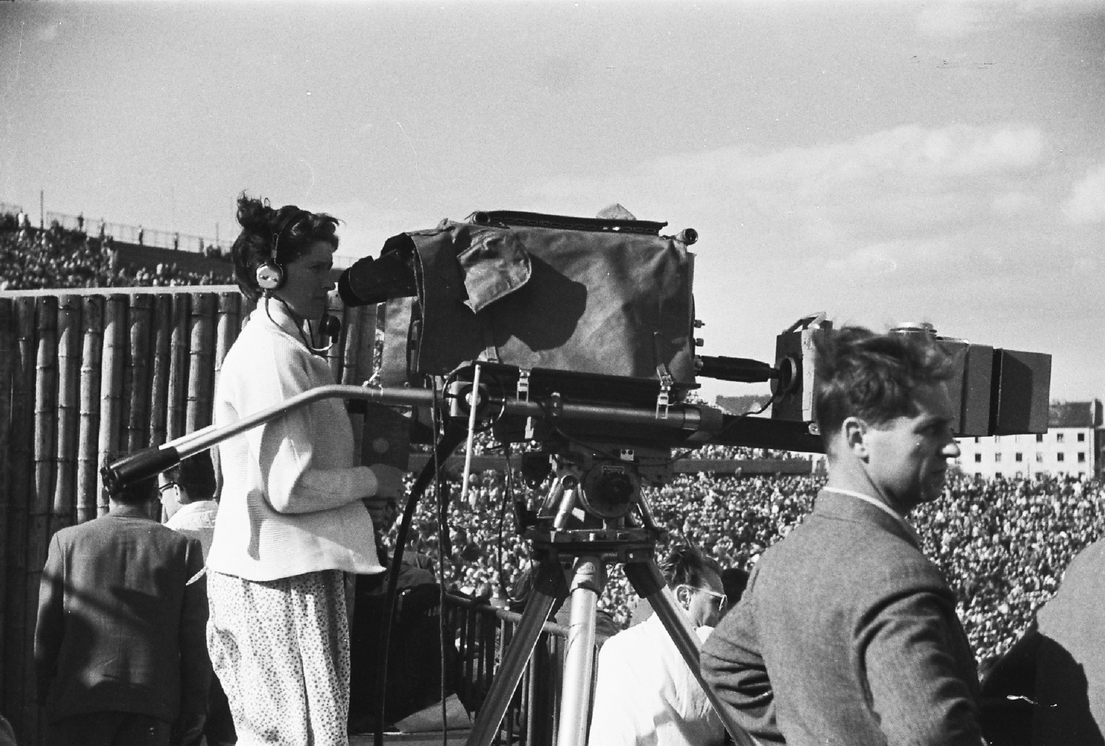 Hungary, Népstadion, Budapest XIV., közvetítőállás., 1960, Rádió és Televízió Újság, mass, headset, Hungarian TV, Budapest, Fortepan #56490