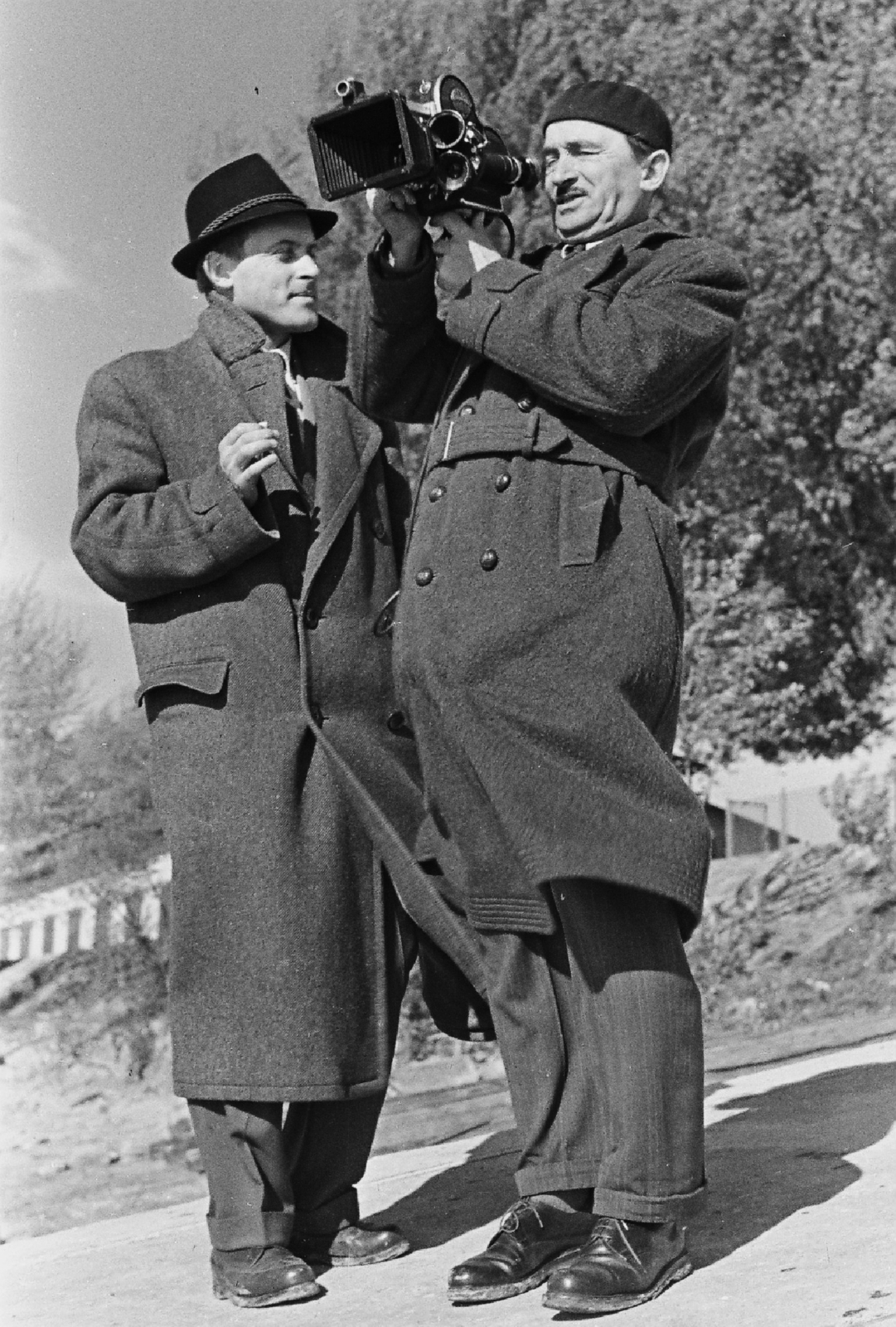 Hungary, Szőnyi G. Sándor rendező, dramaturg és Horváth József a Magyar Televízió operatőre., 1958, Rádió és Televízió Újság, movie camera, coat, Fortepan #56491