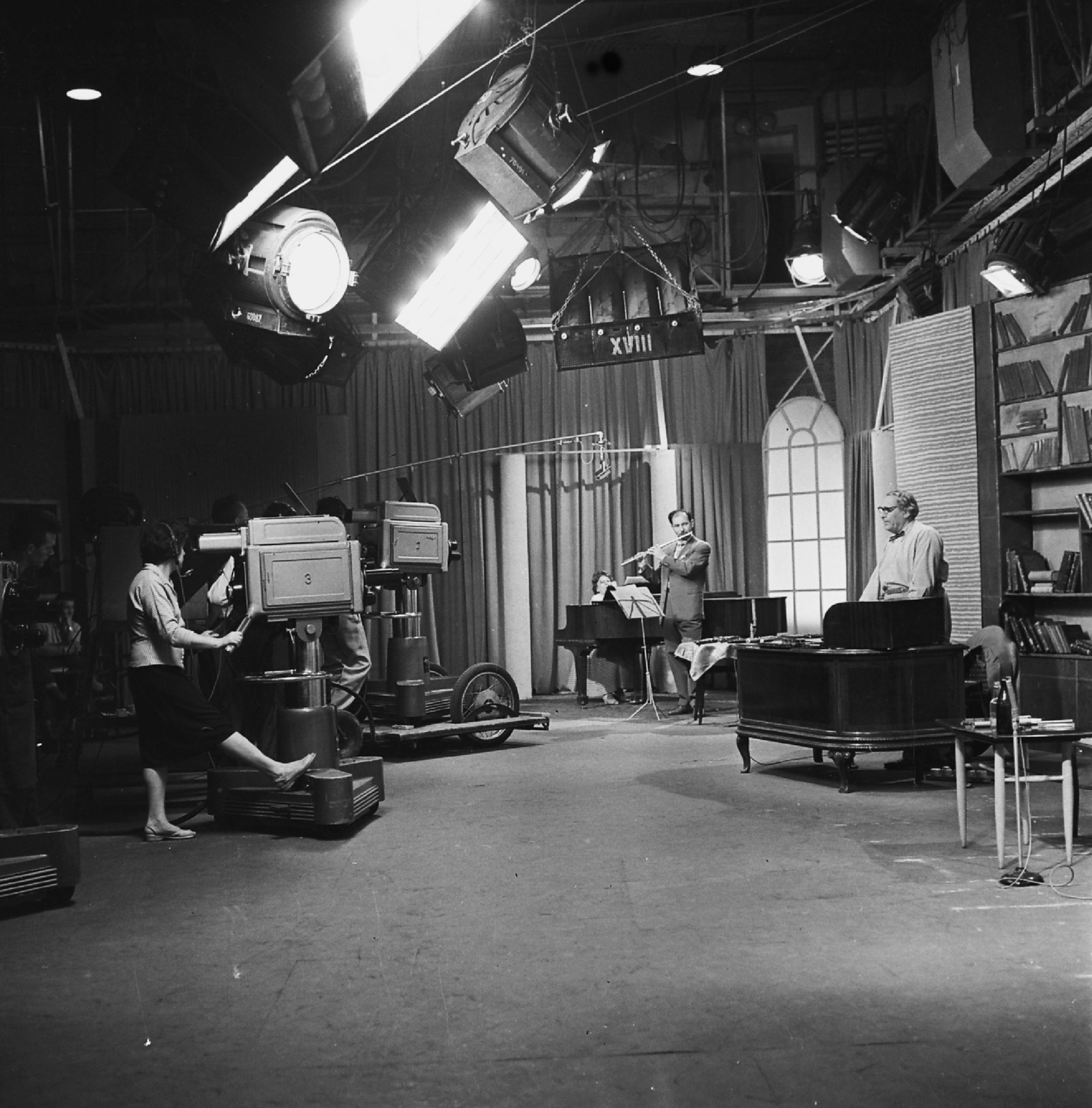 Hungary, Budapest V., MTV stúdió, az előadó Ádám Jenő zeneszerző, zenepedagógus., 1958, Rádió és Televízió Újság, desk, piano, flute, Hungarian TV, television camera, Budapest, one leg standing, Fortepan #56494