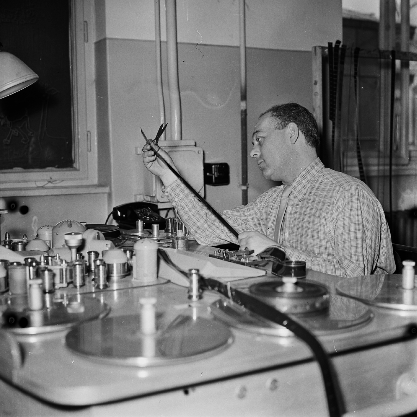 Hungary, Budapest V., az MTV stúdiója, a vágóasztalnál Dékány György vágó., 1960, Rádió és Televízió Újság, Hungarian TV, editing table, Budapest, film roll, Fortepan #56496
