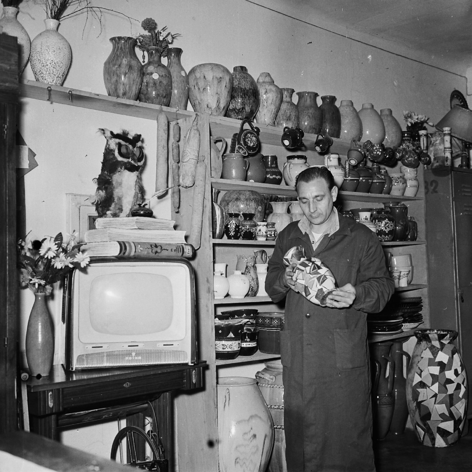 Hungary, Budapest V., az MTV raktára, Füller Dezső kellékes., 1958, Rádió és Televízió Újság, TV, vase, Orion-brand, salami, Hungarian TV, Budapest, sewing machine, Fortepan #56497