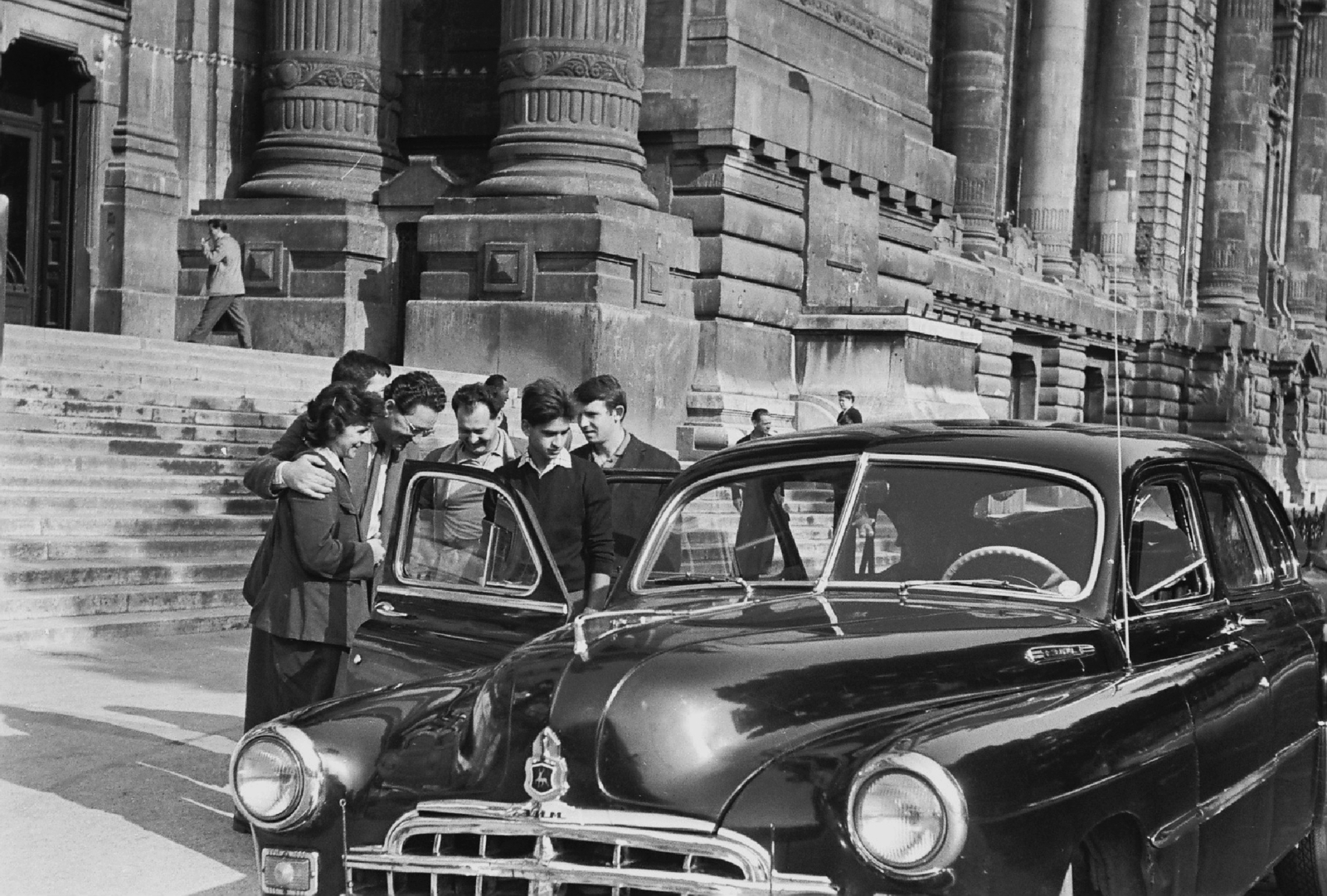 Magyarország, Budapest V., Szabadság tér, az MTV székháza, előtte Gaz ZIM-12 szovjet luxusgépkocsi., 1963, Rádió és Televízió Újság, szovjet gyártmány, GAZ-márka, automobil, GAZ 12 ZIM, Budapest, Magyar Televízió, Fortepan #56500