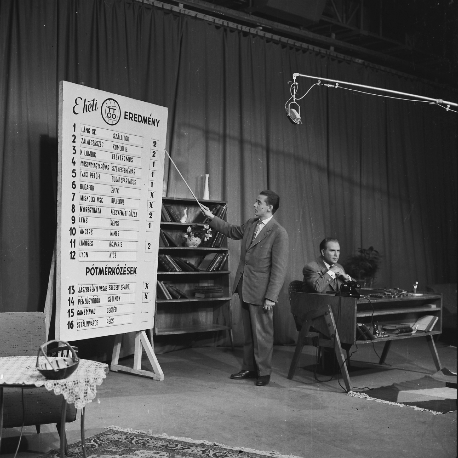 Hungary, Budapest V., MTV stúdió, Vitár Róbert sportriporter és dr. Váradi György., 1960, Rádió és Televízió Újság, desk, telephone, microphone, Hungarian TV, gamble, Budapest, Fortepan #56510