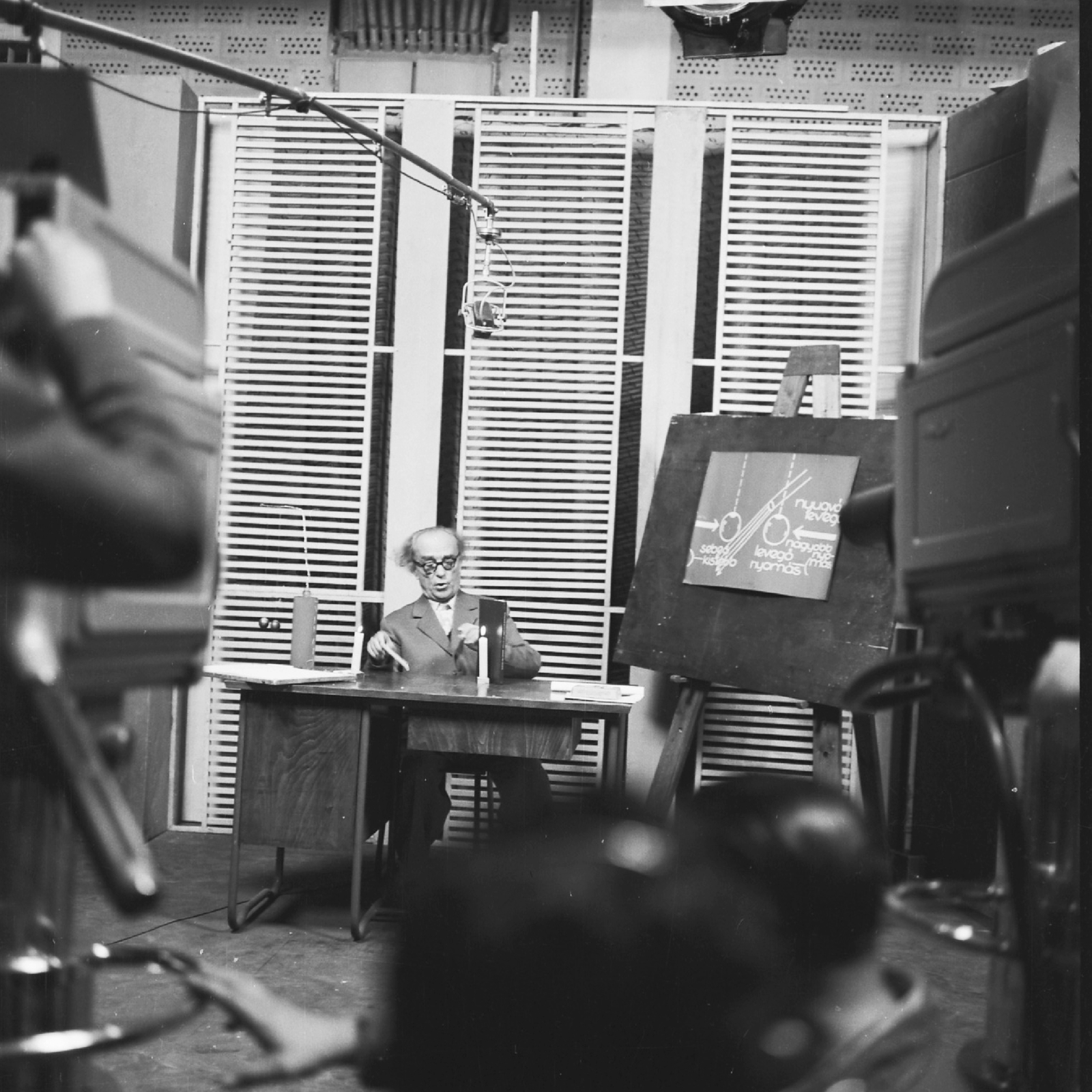 Hungary, Budapest V., MTV stúdió, a Száz kérdés, száz felelet című műsor felvétele. Öveges József professzor., 1960, Rádió és Televízió Újság, education, Hungarian TV, Budapest, Fortepan #56514