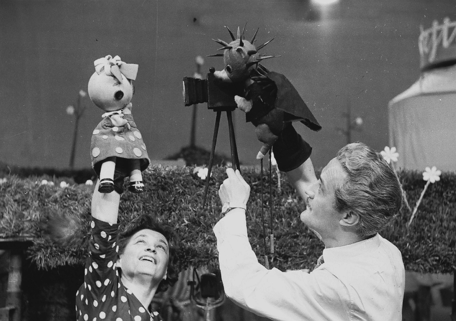 Magyarország, Budapest V., MTV, Mi újság a Futrinka utcában?, Major Ida Böbe baba és Kaszás László Sün Sámuel bábjával., 1962, Rádió és Televízió Újság, Magyar Televízió, bábozás, Budapest, kesztyűbáb, fotózás, Fortepan #56521