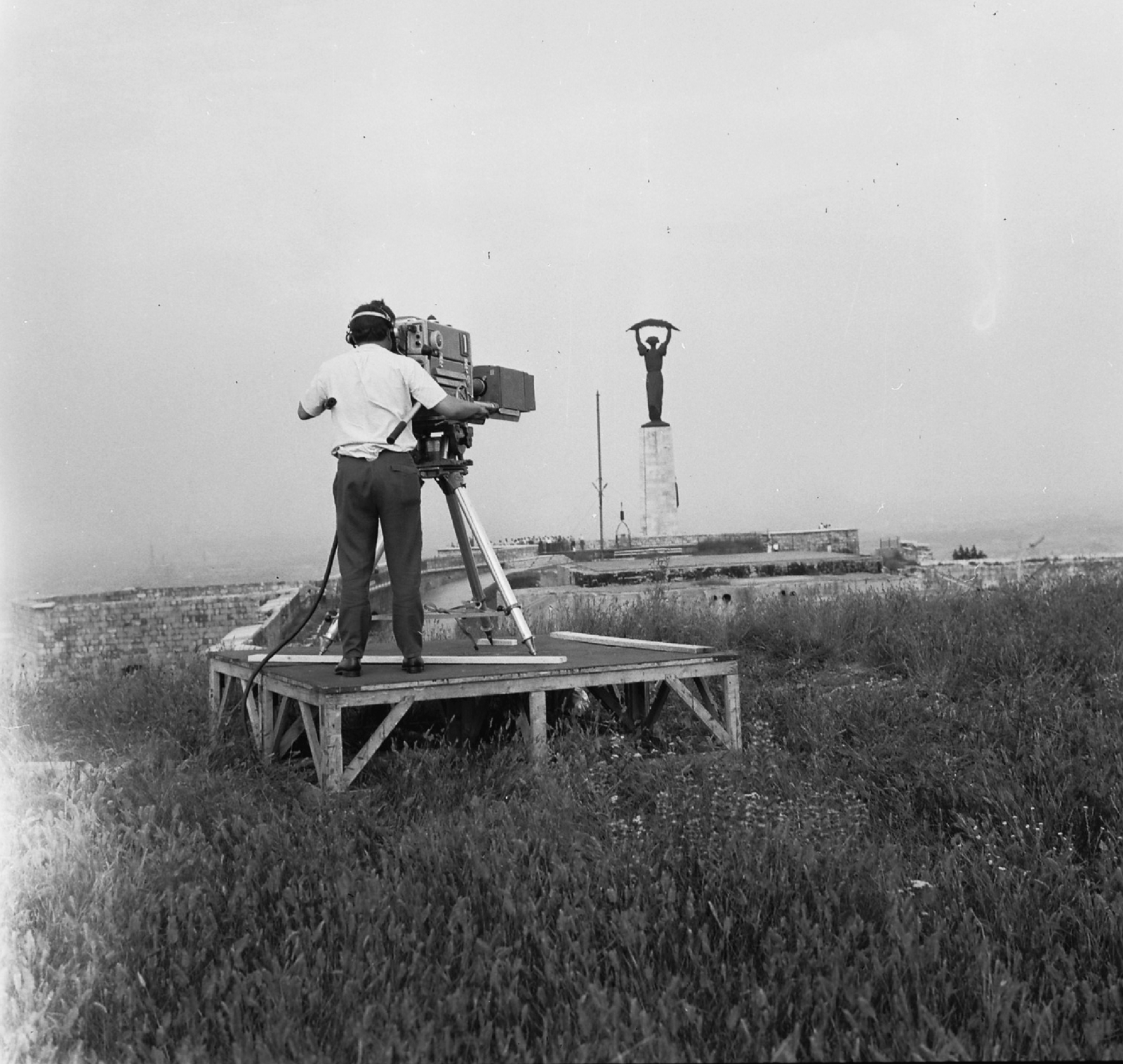 Hungary, Budapest XI., Citadella, szemben a Szabadság-szobor., 1967, Rádió és Televízió Újság, freedom, monument, Hungarian TV, television camera, symbol, Budapest, Pye-brand, Zsigmond Kisfaludi Strobl-design, Fortepan #56523