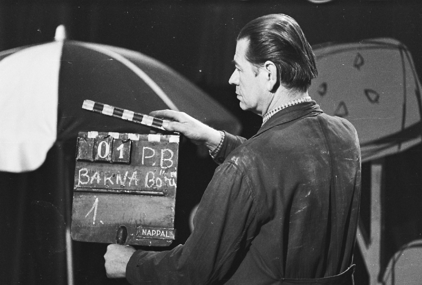 Hungary, Budapest V., az MTV stúdiója, a Psota Irén által előadott Barnabőrű hableány cím dal felvétele az 1959-es szilveszteri műsorhoz., 1959, Rádió és Televízió Újság, sunshades, Hungarian TV, clapperboard, Budapest, cloak, filming, Fortepan #56527