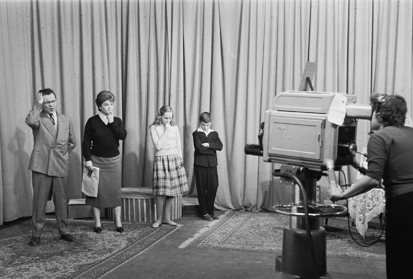 Hungary, Budapest V., MTV stúdió., 1961, Rádió és Televízió Újság, family, Hungarian TV, television camera, Budapest, arms crossed over the chest, height chart, filming, Fortepan #56528