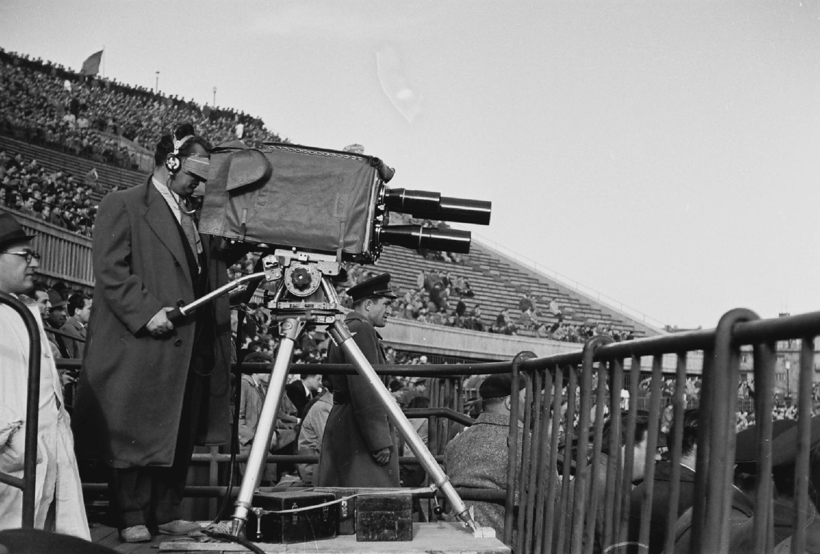 Hungary, Népstadion, Budapest XIV., közvetítőállás., 1965, Rádió és Televízió Újság, football, cop, Hungarian TV, television camera, Budapest, Fortepan #56532