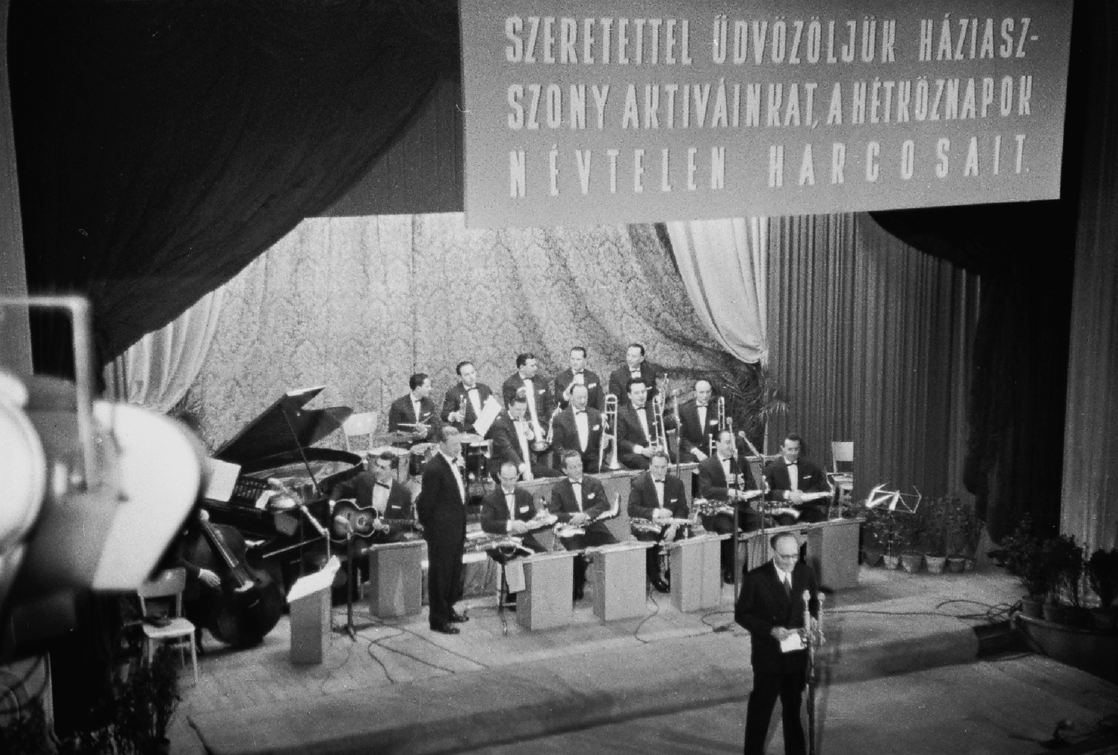 Hungary, a Magyar Rádió Tánczenekara, balra áll Zsoldos Imre, a zenekar vezetője., 1962, Rádió és Televízió Újság, trumpet, political decoration, band, microphone, piano, stage, guitar, double bass, drum, saxophone, trumpet, Fortepan #56533