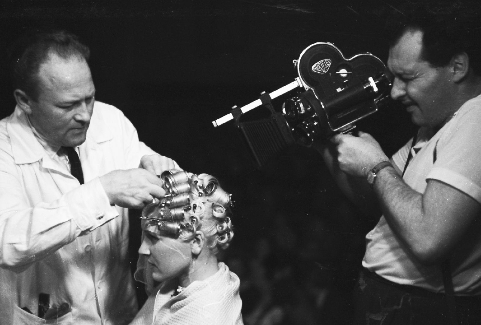 Magyarország, Szurok János az MTV operatőre., 1965, Rádió és Televízió Újság, filmkamera, operatőr, Magyar Televízió, Arriflex-márka, Arriflex, TV műsor, hajcsavaró, fodrász, Fortepan #56535