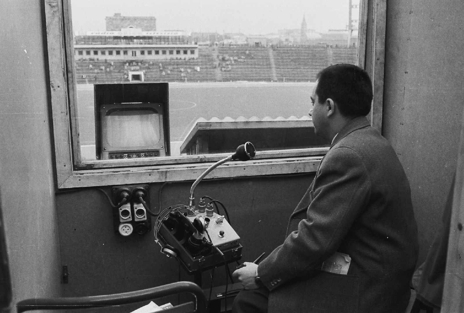 Hungary, Népstadion, Budapest XIV., az MTV riporterállásában Vitray Tamás sportriporter., 1966, Rádió és Televízió Újság, football, Hungarian TV, Budapest, Fortepan #56537