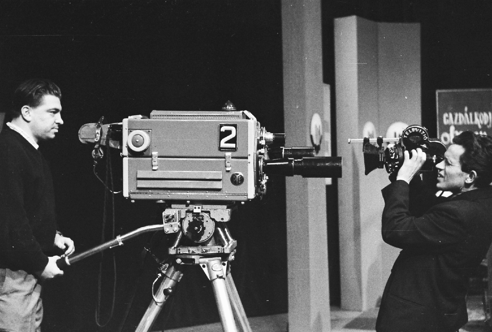 Hungary, Budapest V., az MTV stúdiója, balra Mestyán Tibor operatőr, jobbra Ábrahám János operatőr., 1966, Rádió és Televízió Újság, movie camera, television camera, Arriflex-brand, Budapest, Pye-brand, Fortepan #56538