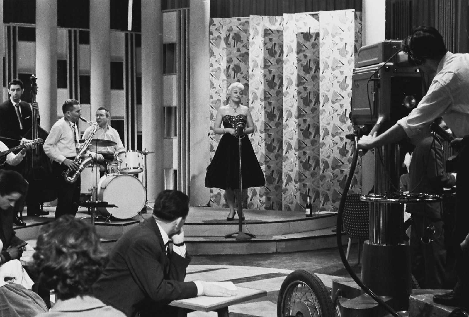 Hungary, Budapest V., az MTV stúdiójában Kovács Erzsi énekesnő., 1963, Rádió és Televízió Újság, band, microphone, double bass, drum, saxophone, singing, Hungarian TV, television camera, Budapest, cymbal, Fortepan #56541