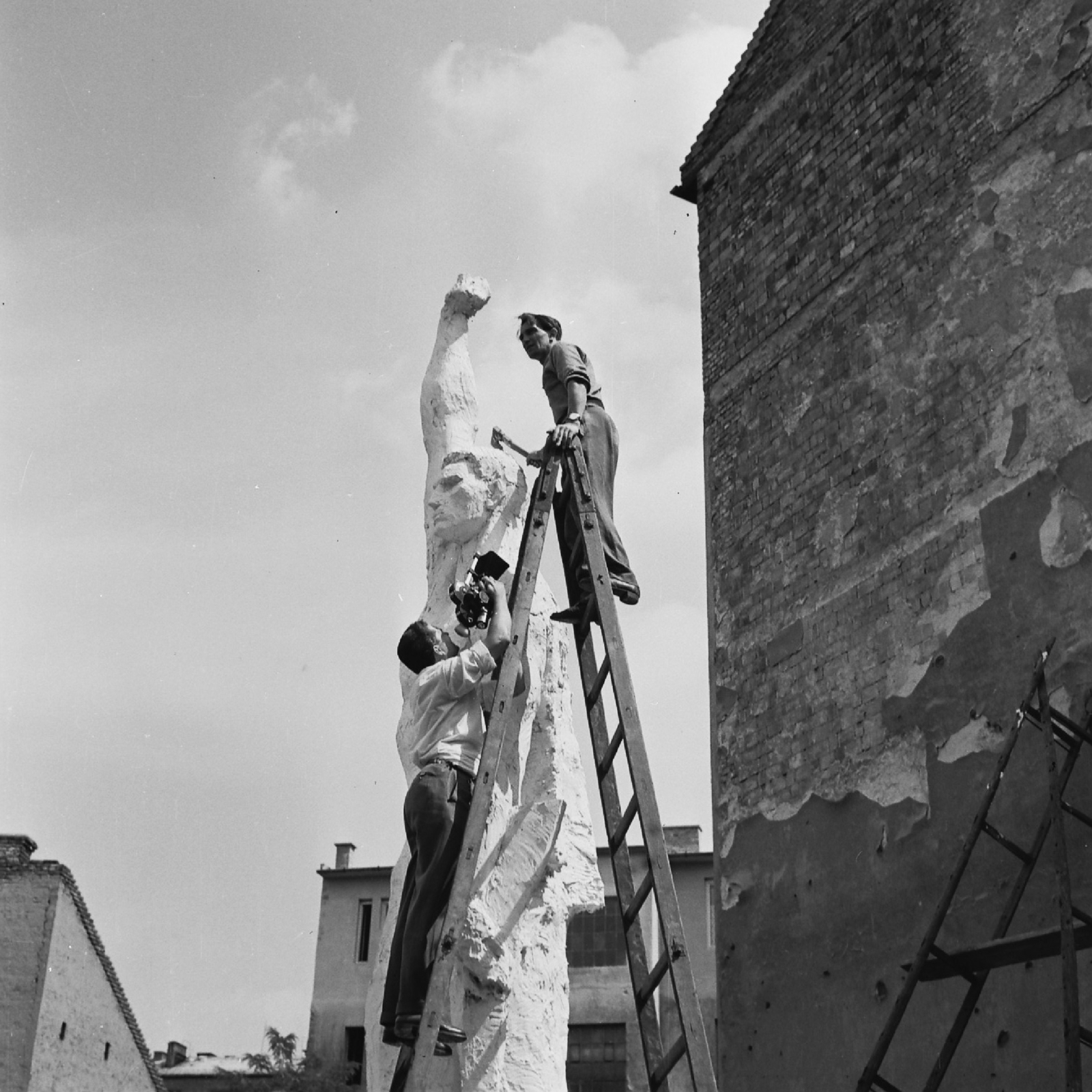 Hungary, Budapest XIV., Stefánia (Vorosilov) út 5. Portréfilm forgatása Kiss István szobrászművészről. Művét, a Proletár - Tanácsköztársasági emlékművet 1961-ben állították fel Debrecenben. Az operatőr Szitányi László., 1960, Rádió és Televízió Újság, ladder, firewall, movie camera, Budapest, filming, Fortepan #56549